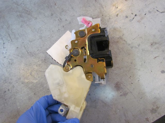 2004 Subaru Impreza Front RH Door Lock Actuator 61100FE000