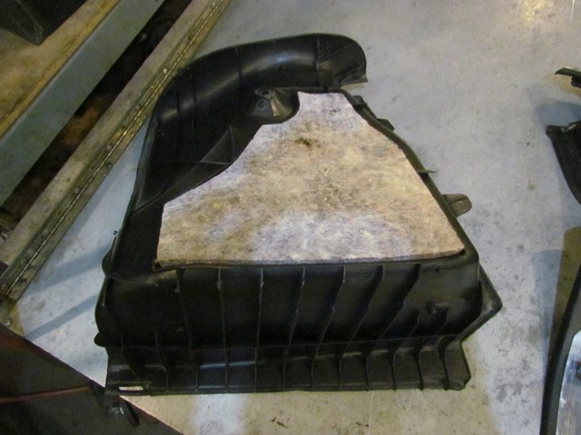 2006 BMW E60 M5 RH Passenger Trunk Moulding w/Netting 7057382