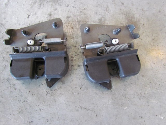 2006 BMW E60 M5 RH & LH Hood Latch Set 7 112 836 & 7 112 864