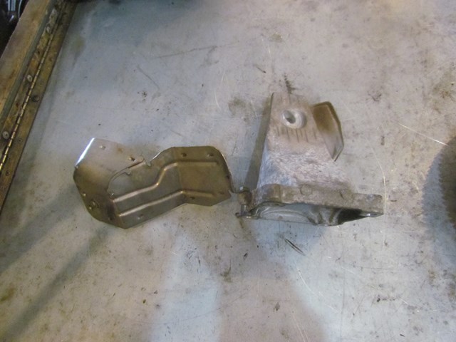 2006 BMW E60 M5 LH Driver Engine Mount 2 282 633