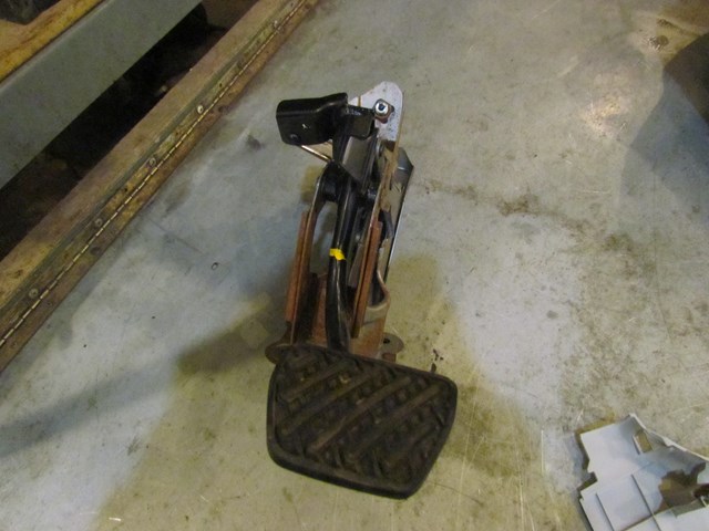 2010 Infiniti G37x Sedan Brake Pedal