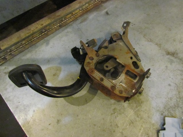 2010 Infiniti G37x Sedan Brake Pedal
