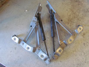 2010 Infiniti G37x Sedan Trunk Hinges w/Struts