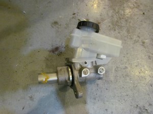 2010 Infiniti G37x Sedan Brake Master Cylinder