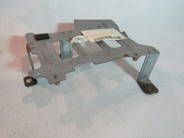 2003 2004 Infiniti G35 Coupe Amplifier Bracket