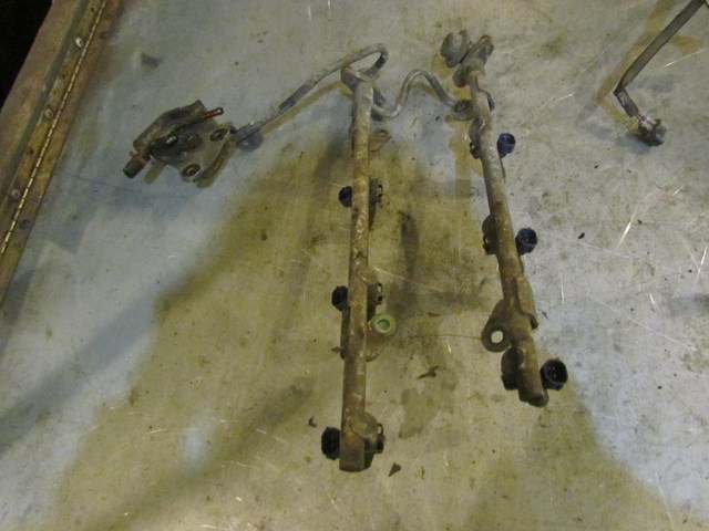 2003 Infiniti G35 Coupe Fuel Rail w/Injectors