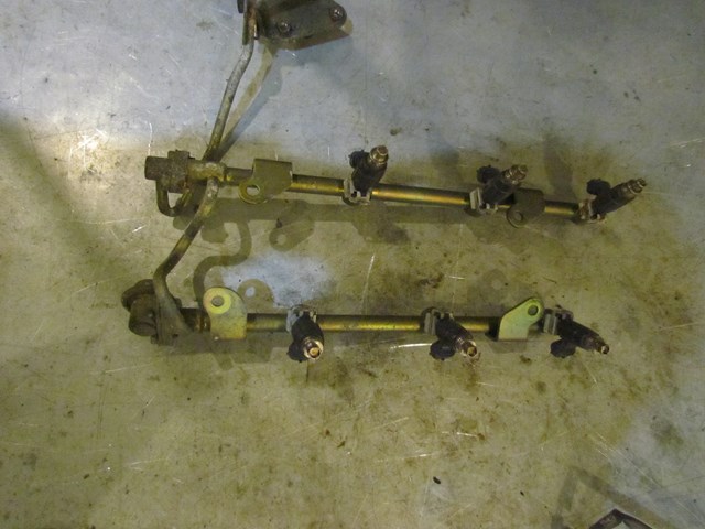2003 Infiniti G35 Coupe Fuel Rail w/Injectors