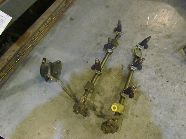 2003 Infiniti G35 Coupe Fuel Rail w/Injectors