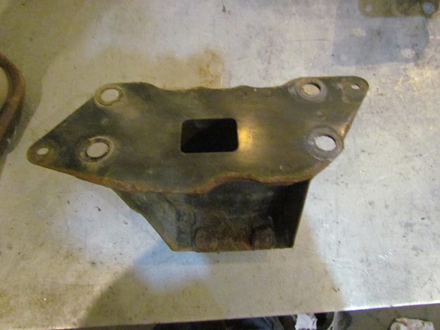 06 Infiniti G35x Sedan Front LH Driver Bumper Reinforcement Mount