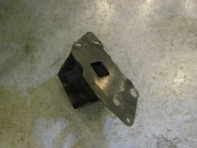 03 Infiniti G35 Coupe RH Pass Front Bumper Reinforcement Bracket