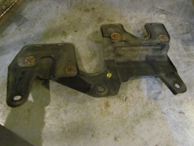 2005 Subaru Legacy GT Front RH Fender Liner Piece