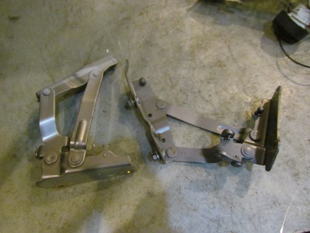 2005 Mazda RX8 Trunk Hinges
