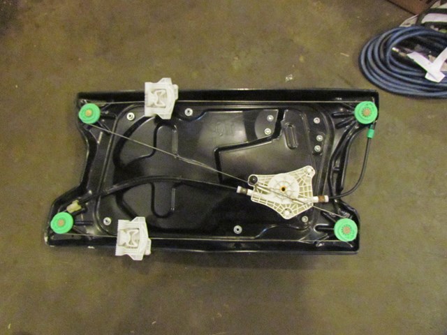 2005 Land Rover LR3 Front RH Passenger Window Regulator