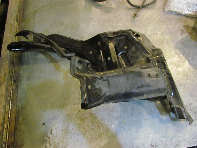 2006 Nissan 350z RH Passenger Radiator Side Support