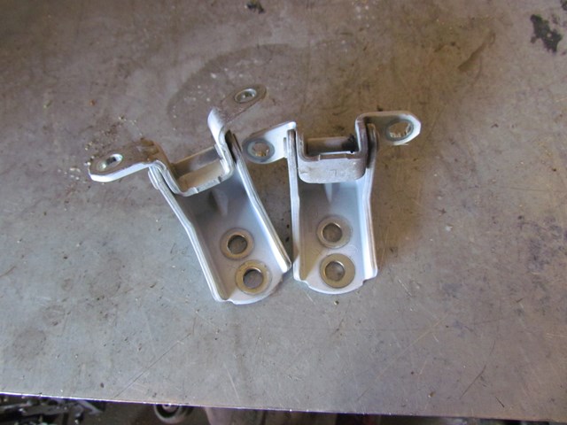2008 Infiniti G35x Sedan Front RH Passenger Door Hinges