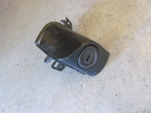 2006 Infiniti M35x Glove Box Release