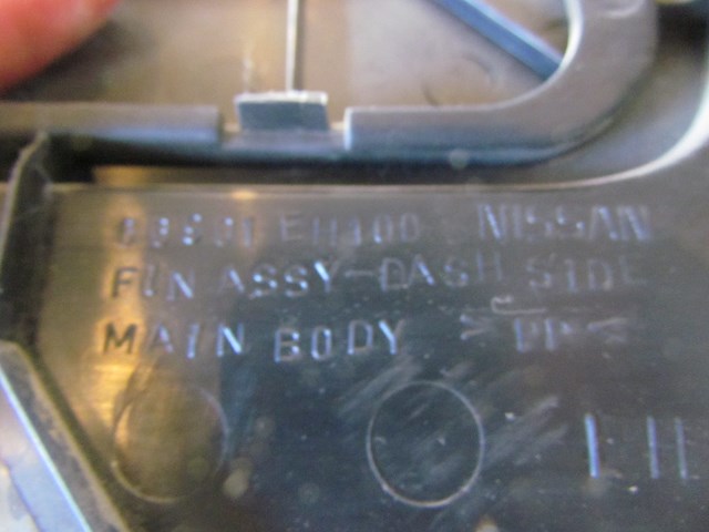 2006 Infiniti M35 M35x LH Driver Lower Kick Panel 66901 EH100