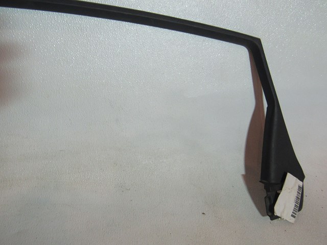 2006 2007 Infiniti M35 M35x Rear RH Window Trim 822D4 EG000