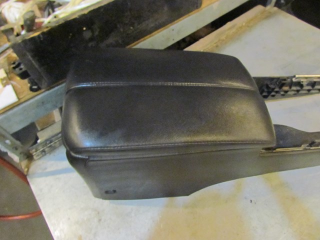 2006 Infiniti M35x Center Console w/DVD Player-Latch Broken