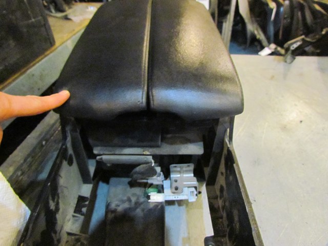 2006 Infiniti M35x Center Console w/DVD Player-Latch Broken