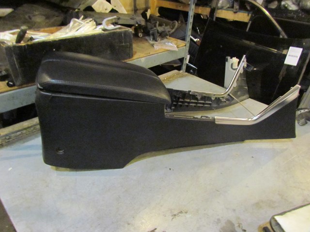 2006 Infiniti M35x Center Console w/DVD Player-Latch Broken