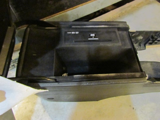 2006 Infiniti M35x Center Console w/DVD Player-Latch Broken