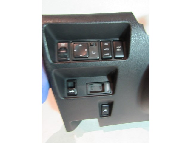 06 Infiniti M35LH Driver Knee  Under Steering Dash Panel Switches