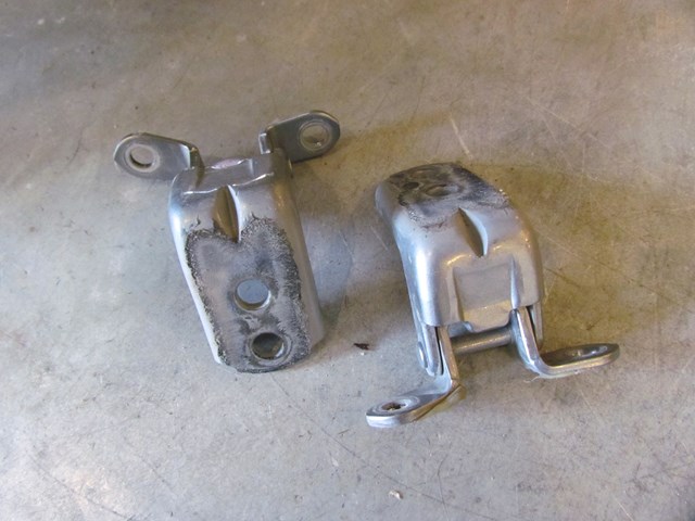 2006 Infiniti M35 M35x Front RH Passenger Door Hinges