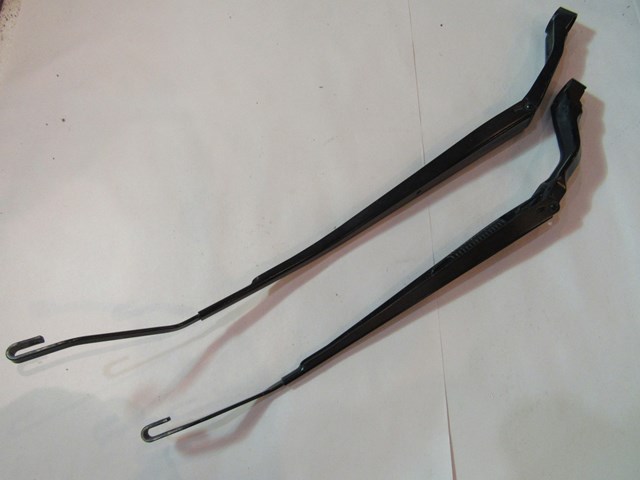 2006 Infiniti M35 M35x Windshield Wiper Arm Set