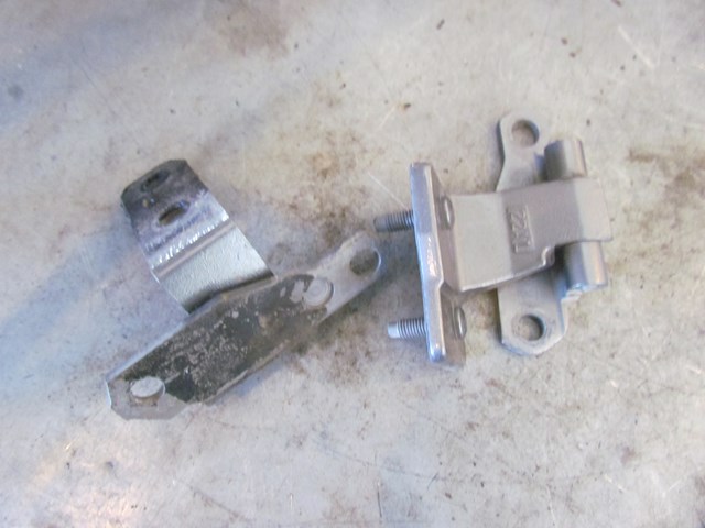 2006 Infiniti M35 M35x Rear RH Passenger Door Hinges
