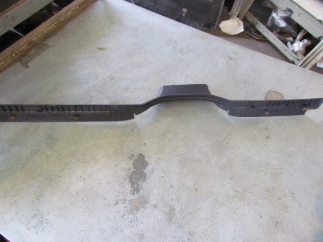 2006 Land Rover LR3 LH Driver Door Sill Trim