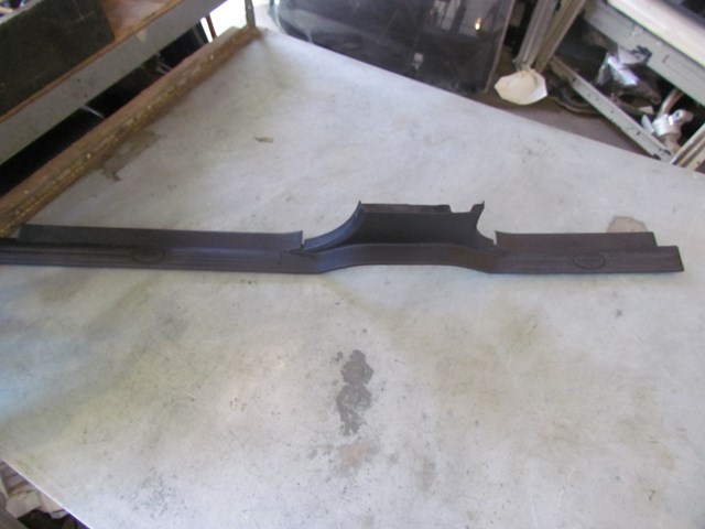 2006 Land Rover LR3 LH Driver Door Sill Trim