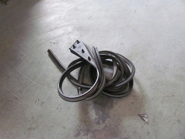 2006 Land Rover LR3 Front RH Passenger Window Seal CHE50006