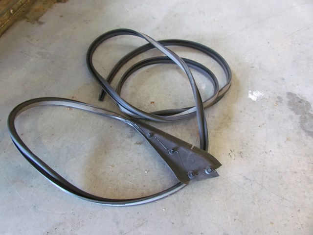 2006 Land Rover LR3 Front LH Driver Window Seal CHE50007