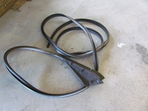 2006 Land Rover LR3 Front LH Driver Window Seal CHE50007
