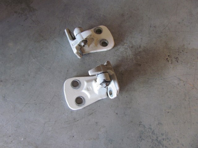 2006 Land Rover LR3 Rear LH Driver Door Hinges
