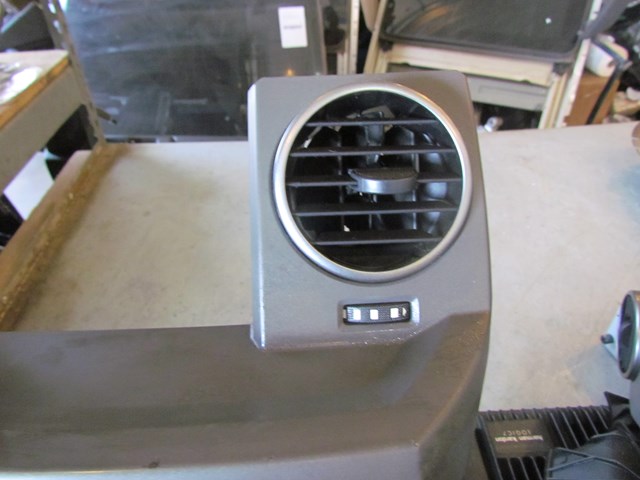 2006 Land Rover LR3 Center Dash Trim Panel w/Vents FAE500012