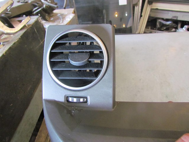 2006 Land Rover LR3 Center Dash Trim Panel w/Vents FAE500012