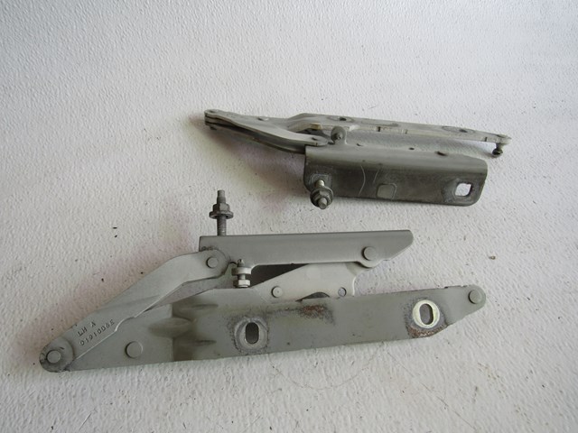 2006 Land Rover LR3 Hood Hinges Set