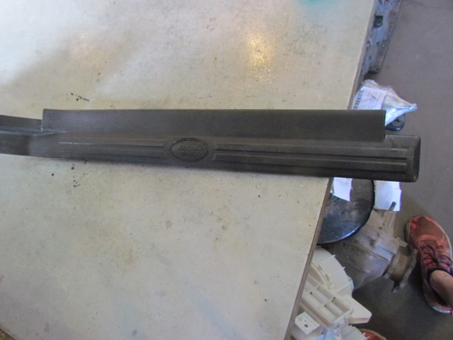 2006 Land Rover LR3 RH Passenger Door Sill Trim 