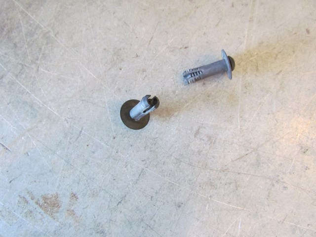 2006 Land Rover LR3 Radiator Wind Deflector DXJ500100