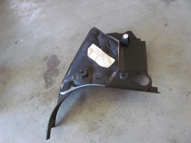 2006 Land Rover LR3 LH Driver Lower Kick Panel