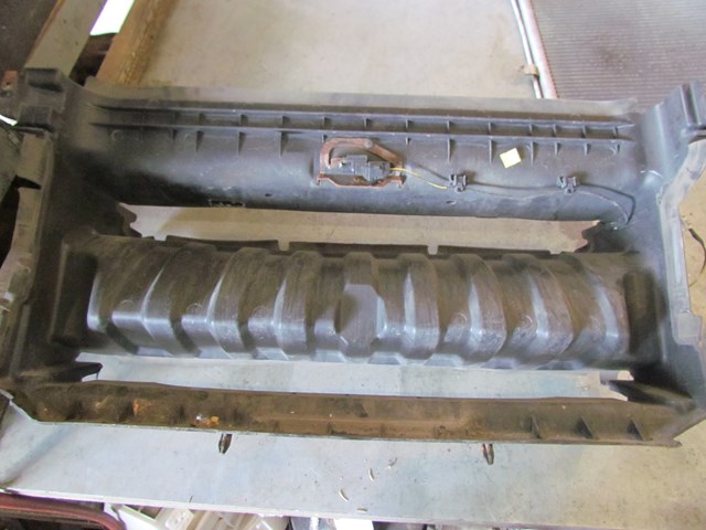 2006 Land Rover LR3 Center Radiator Air Duct Deflector