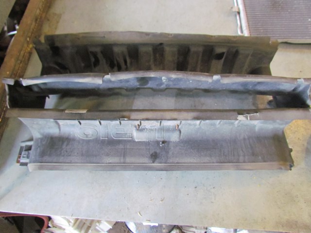 2006 Land Rover LR3 Center Radiator Air Duct Deflector
