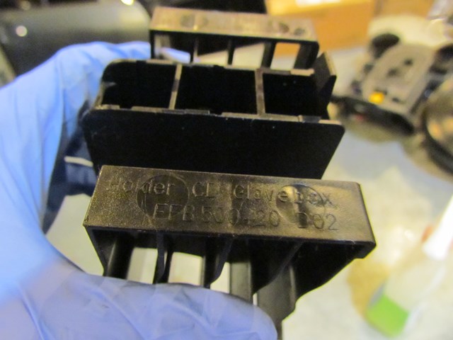 2006 Land Rover LR3 Glove Box CD Holder