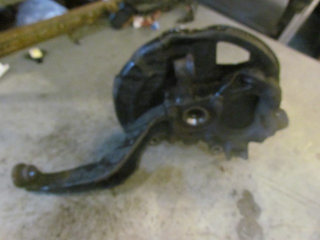 2006 Land Rover LR3 Front LH Driver Spindle