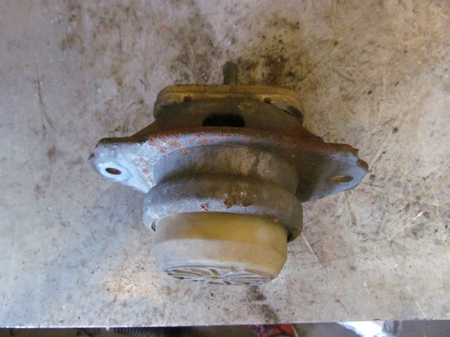 2006 Land Rover LR3 LH Driver Engine Bracket KKB500312J