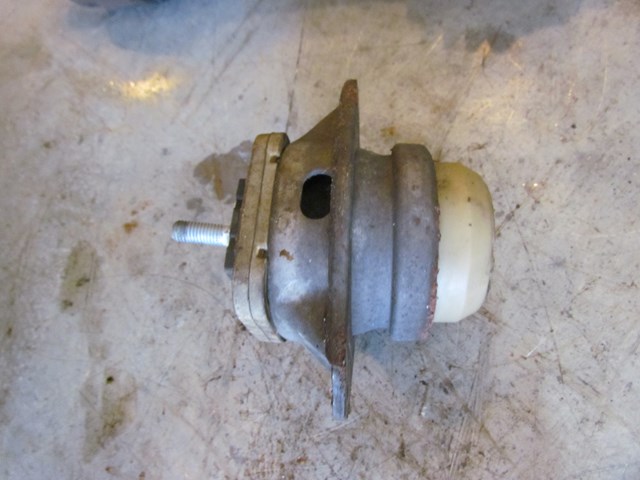 2006 Land Rover LR3 RH Passenger Engine Bracket KKB500312J