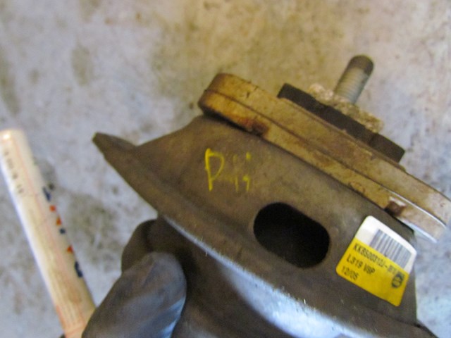 2006 Land Rover LR3 RH Passenger Engine Bracket KKB500312J