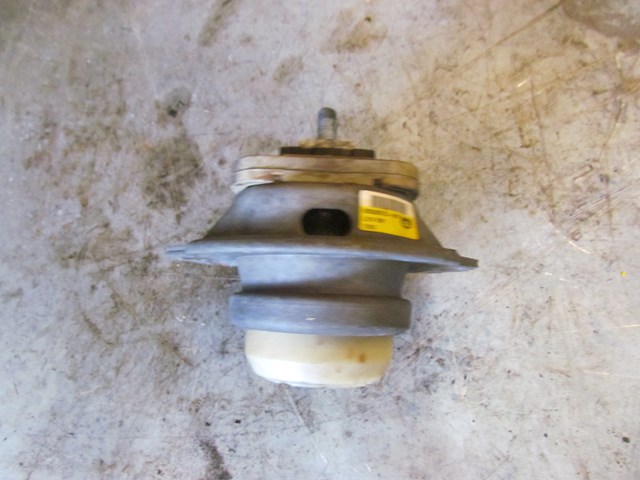 2006 Land Rover LR3 RH Passenger Engine Bracket KKB500312J